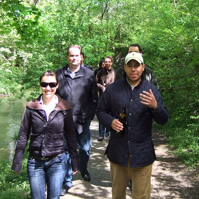 Bundesbrüder und Gäste bei einer Wanderung im Wald